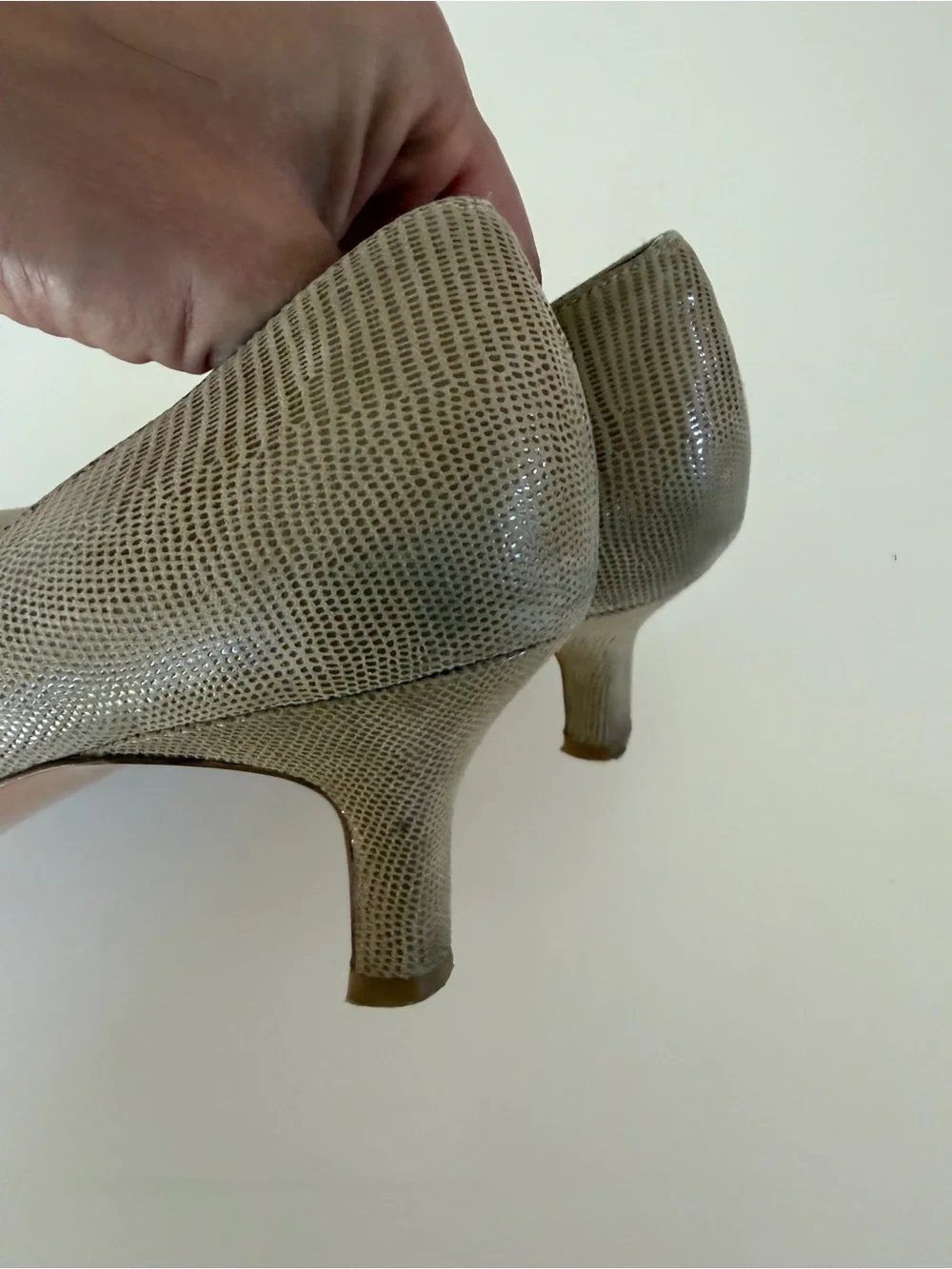 Salvatore Ferragamo Beige Lizard-Embossed Leather Kitten Heel Pumps Size 8